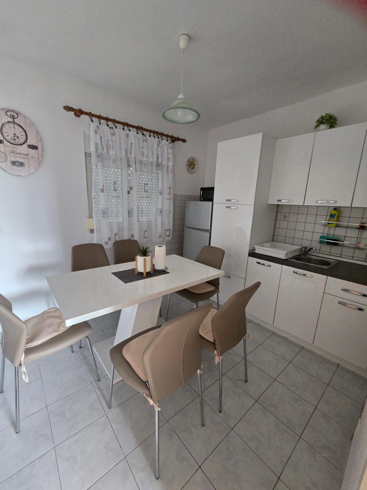 6 M, 50 M Do Plaze Apartment Barbat na Rabu Exterior photo