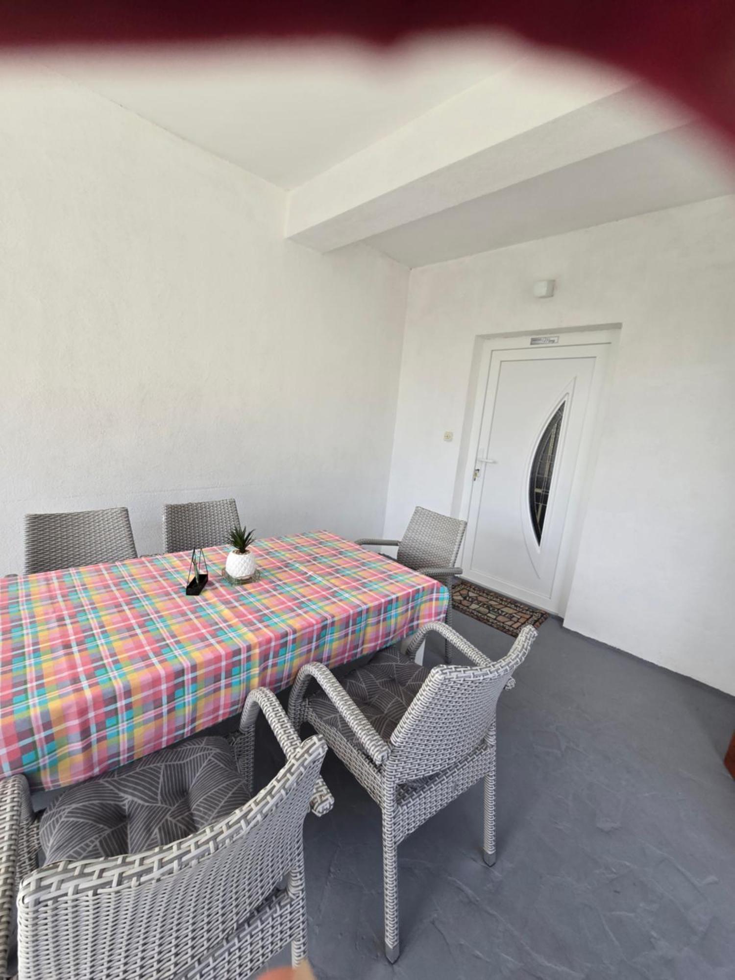 6 M, 50 M Do Plaze Apartment Barbat na Rabu Exterior photo